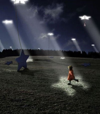 Ilustración de una niña corriendo bajo las estrella