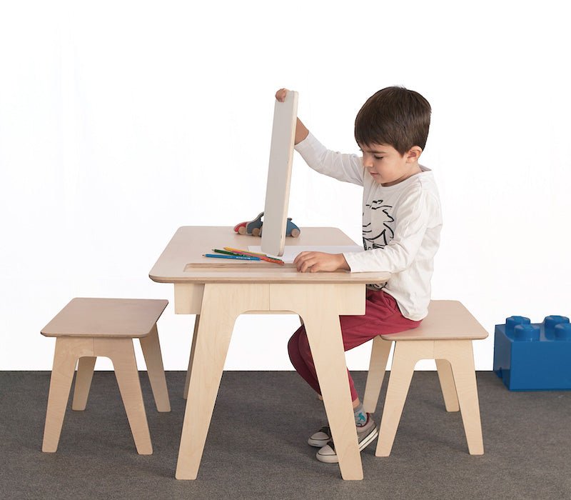 Niño sentado en escritorio de madera de la marca chinpum