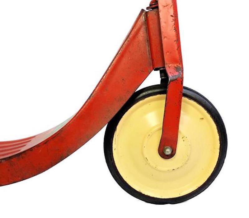 Detalle de rueda delantera de patinete rojo de la marca wee- wheeler