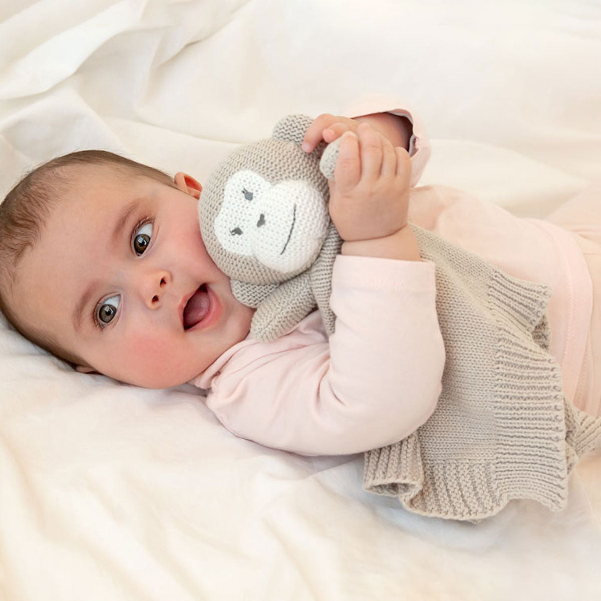 Bebé con doudou Monito | ChinPum