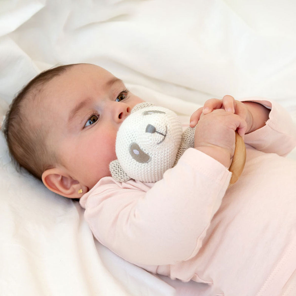 Bebé con sonajero Oso Blanco | ChinPum