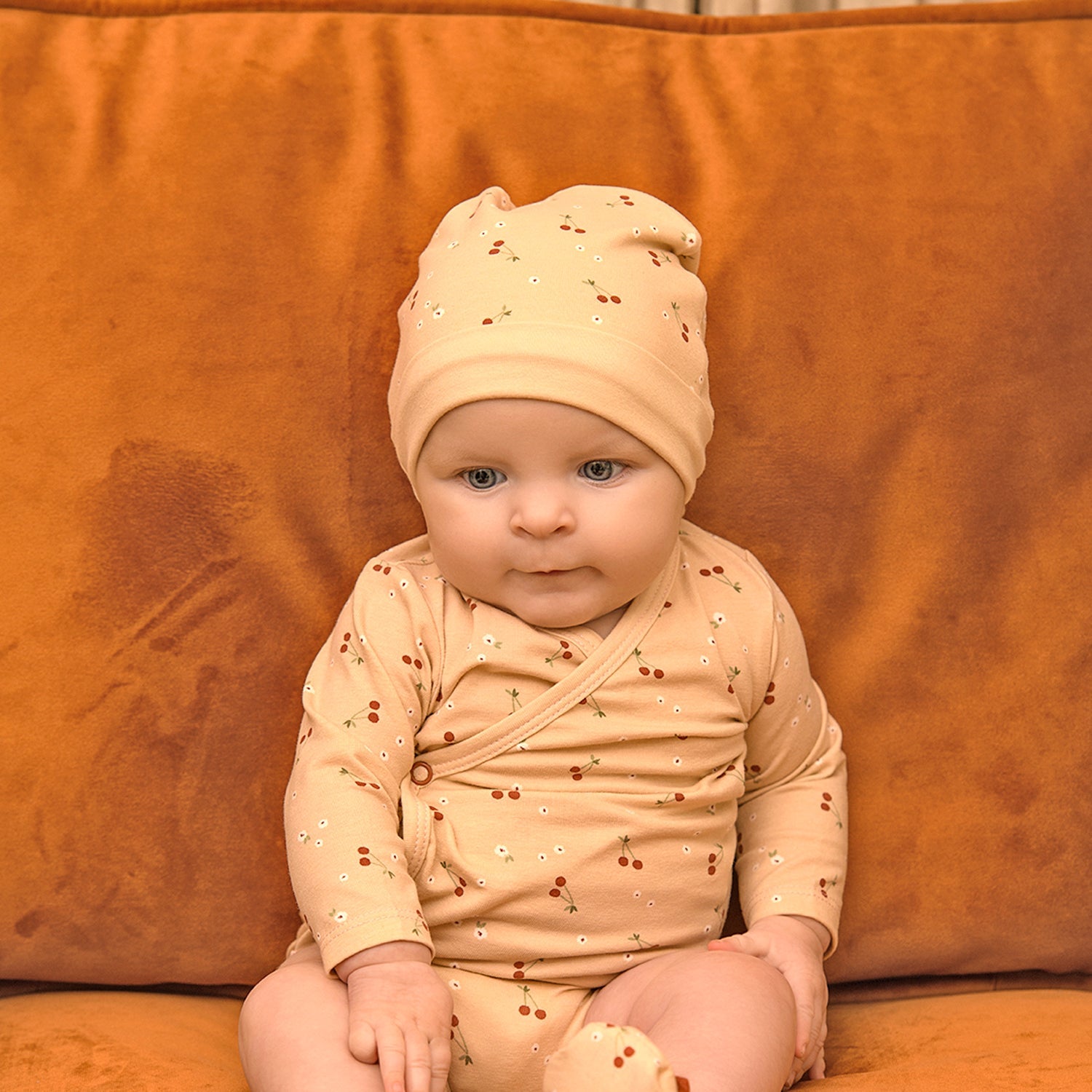 Bebé con body y gorrito de cerezas | ChinPumº 