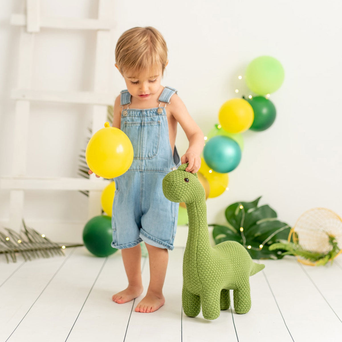 Dinosaurio Maxi con niño| Chin Pum