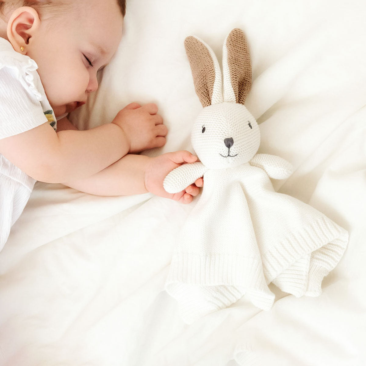 Bebe con doudou Conejo Blanco Personalizado| ChinPum