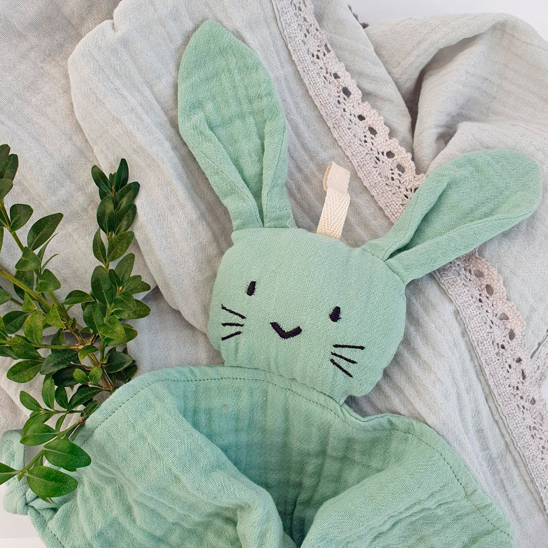 Doudou Conejo Verde Pastel de algodón orgánico | ChnPum