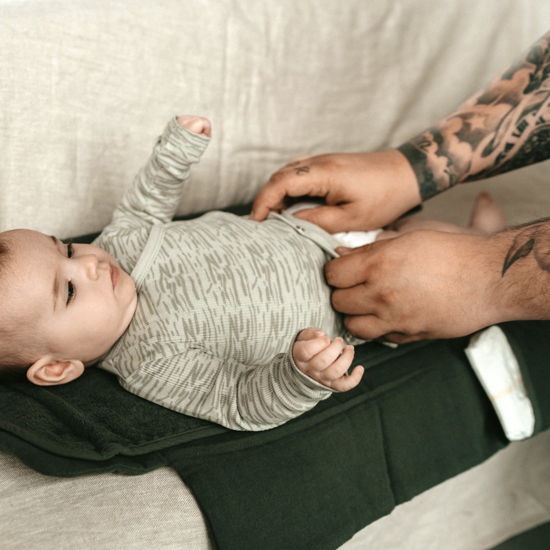 Bebé con cambiador verde bosque snoozebaby | ChinPum