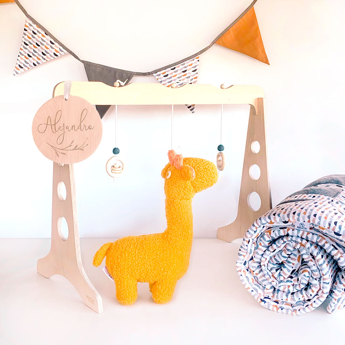 Pack gimnasio y alfombra reversible gris con peluche jirafa | ChinPum