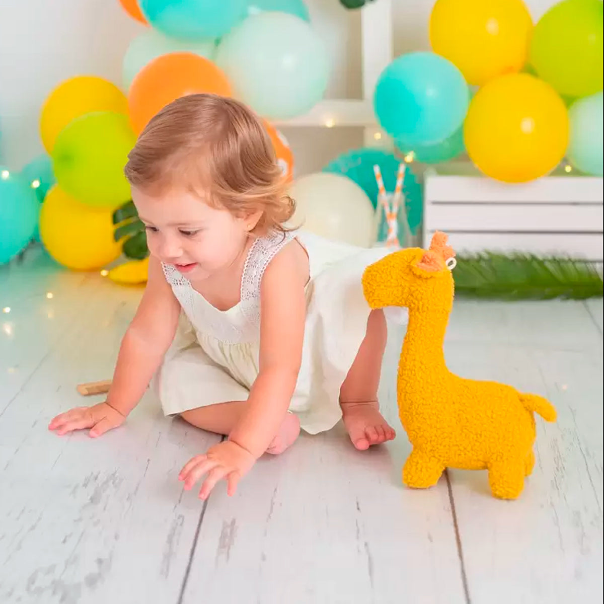Niña jugando con peluche baby Jirafa amarilla | Chin Pum