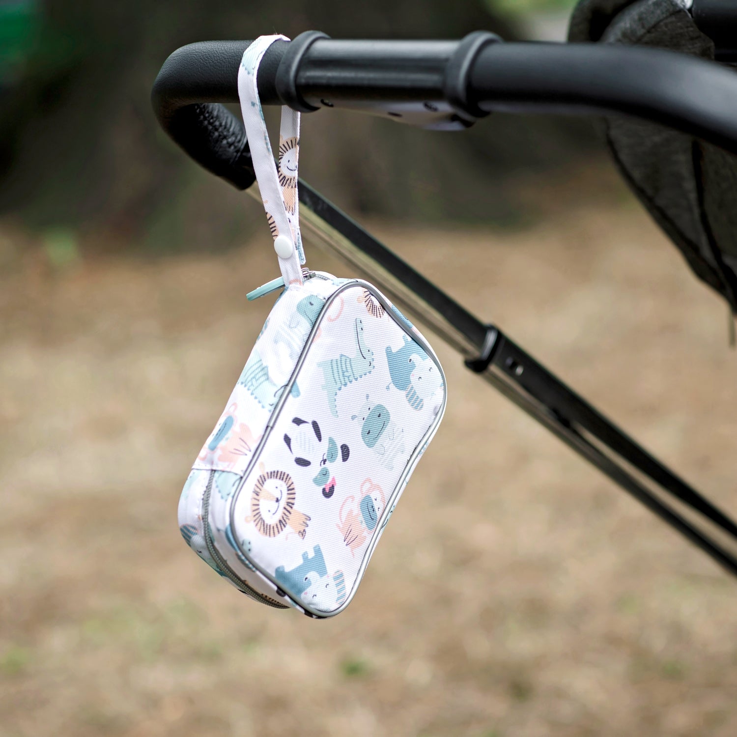 Bebe con el Kit supervivencia primeros dientes colgado del carrito | Chin Pum