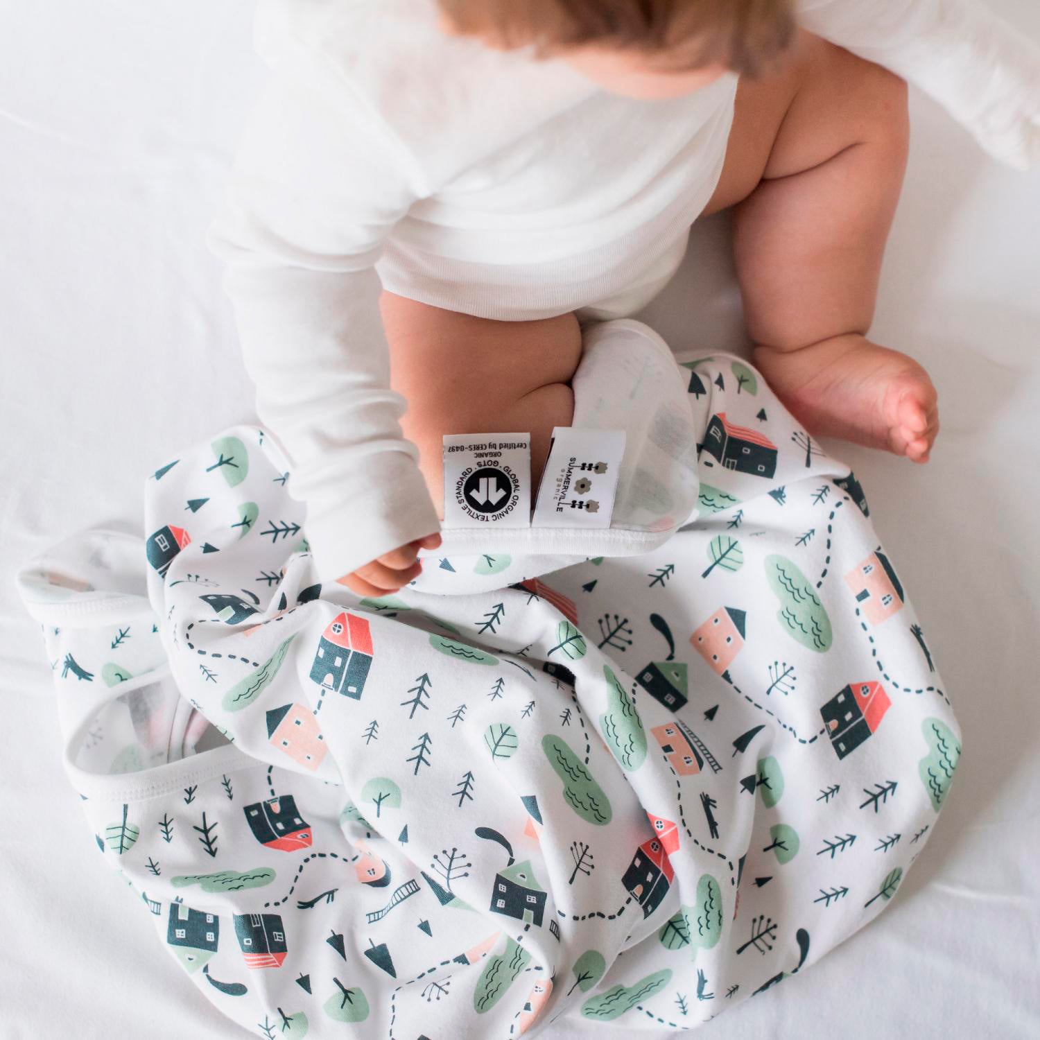 Bebé con Manta Village de algodón orgánico | Chin Pum