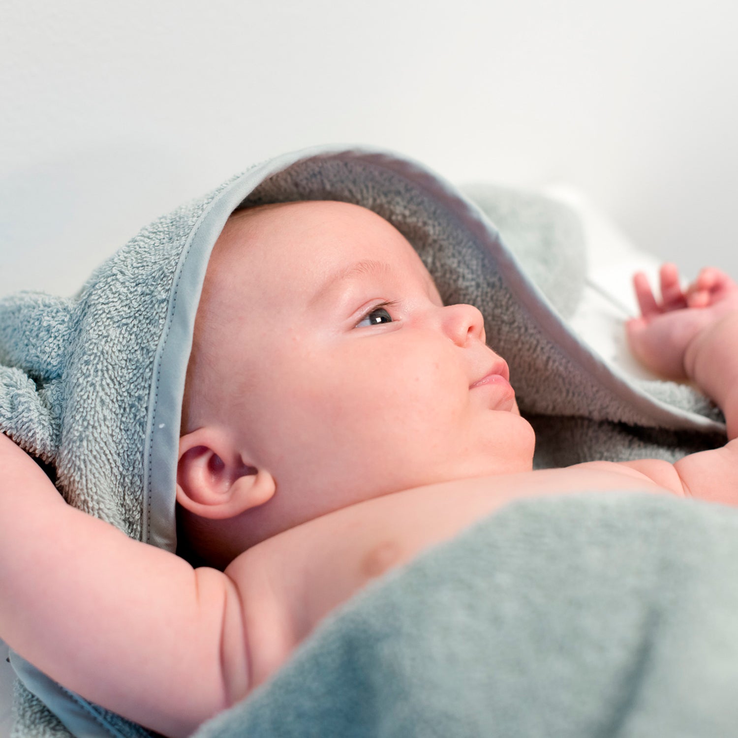 Bebé con toalla con capucha conejo Salvia | ChinPum