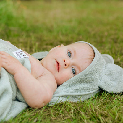 Bebé con toalla capucha conejo de color salvia