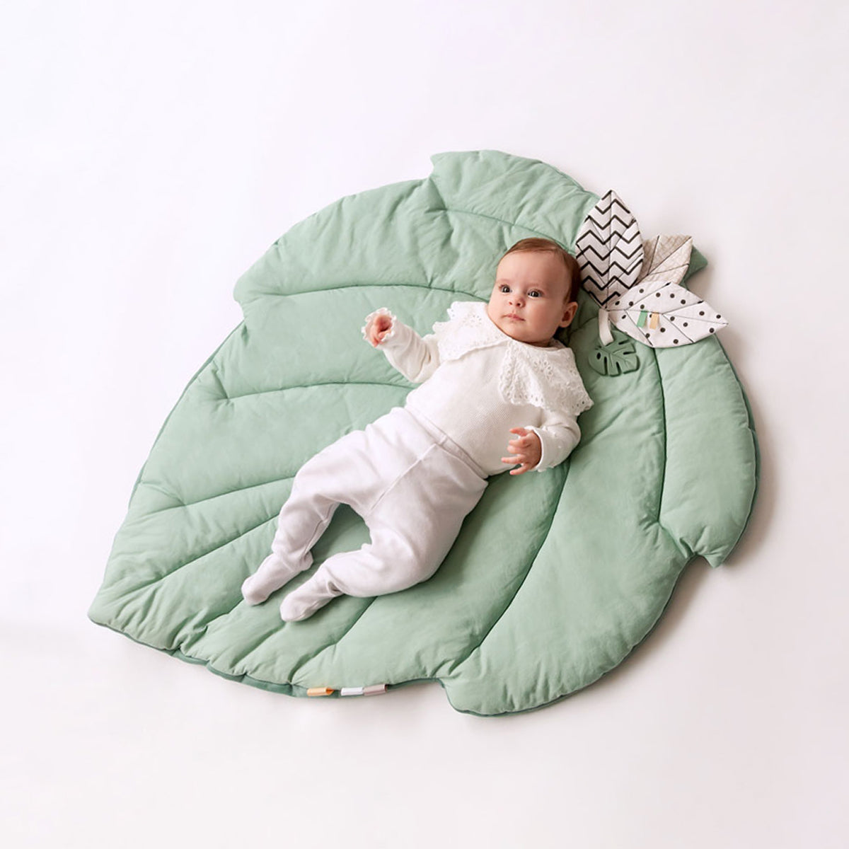 Bebé sobre alfombra acolchada de juego Hoja | Chin Pum