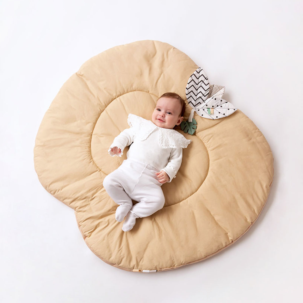 Bebé sobre alfombra acolchada de juego Manzana | Chin Pum