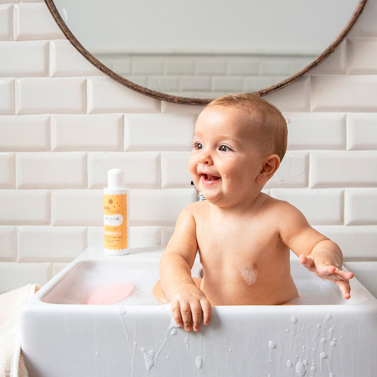 Bebé en el baño con champú Carelia | ChinPum