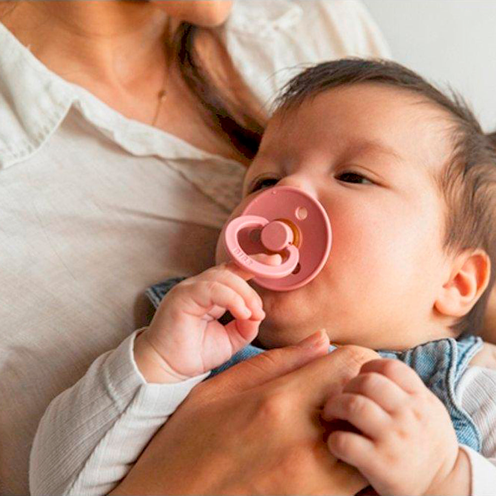 Bebé con chupete Bibs rosa con tetina redonda | ChinPum