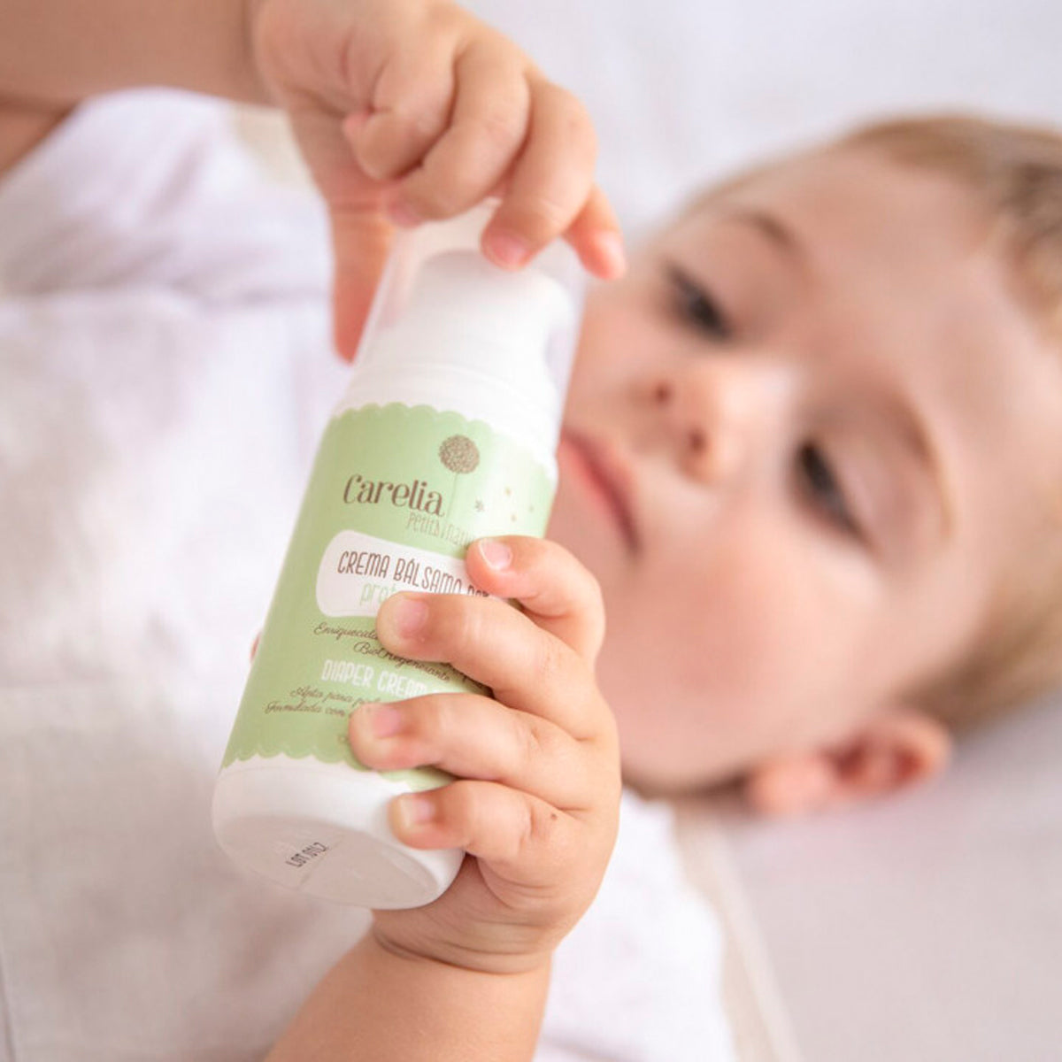 Bebé con crema bálsamo pañal para bebé Carelia| ChinPum