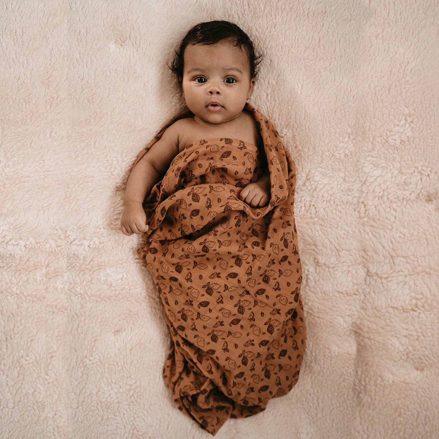 Bebe con muselina Summertime color toffe | Chin Pum