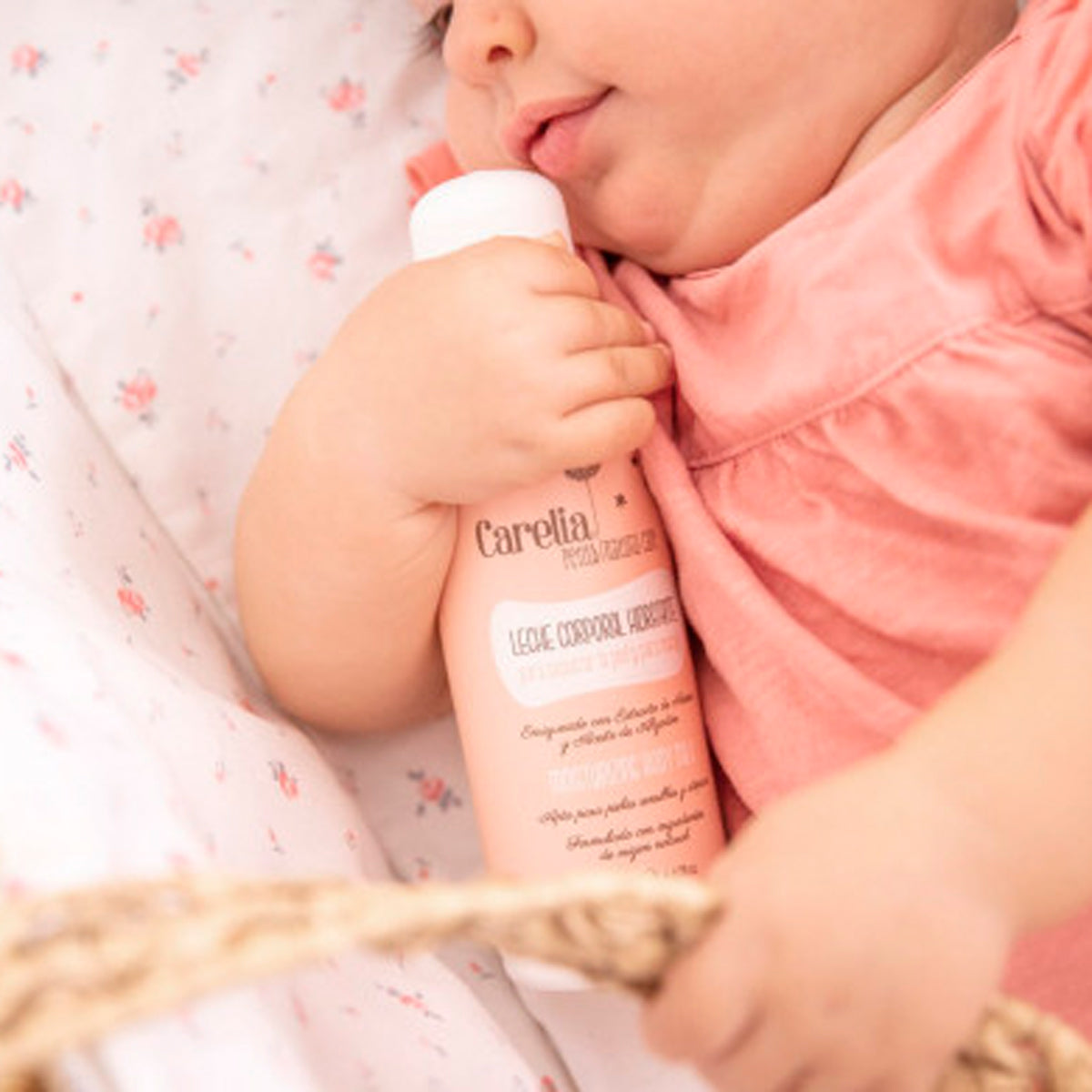 Bebé con crema hidratante Carelia | ChinPum