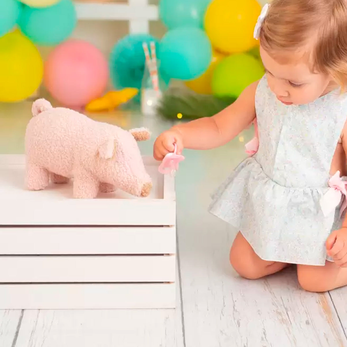 Niña jugando con peluche baby Pig rosa | Chin Pum