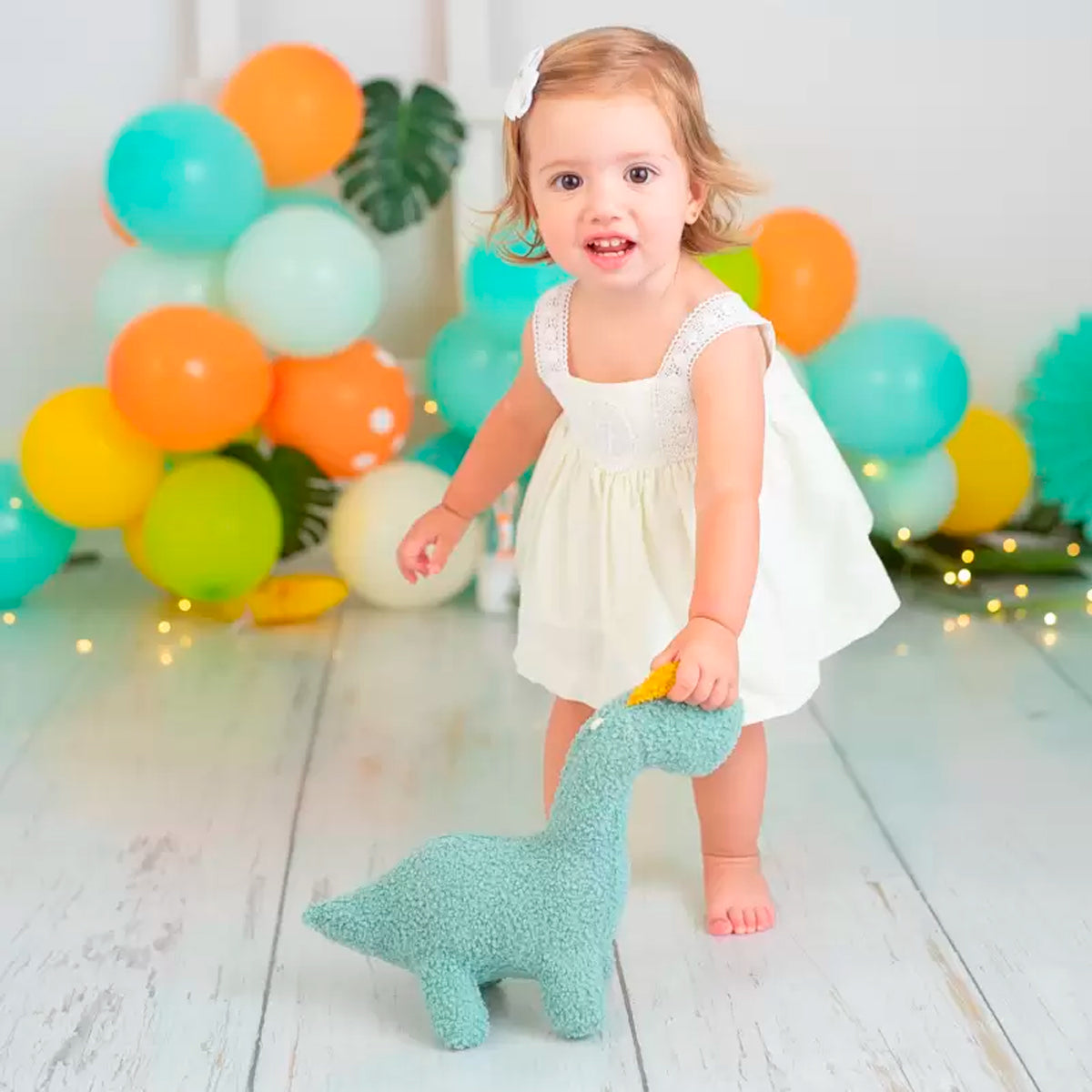 Niña jugando con peluche baby Dino Verde | Chin Pum