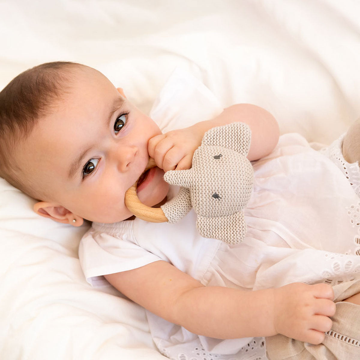 Bebé con sonajero Tricot Elefante | Chin Pum