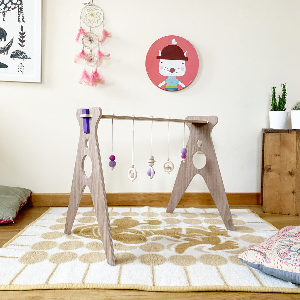 Gimnasio de madera para bebes de nogal y colgantes en color morado Chin Pum