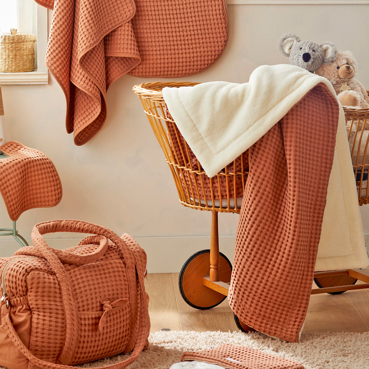Maxi manta Peluche canela para bebé en dormitorio | Chin Pum