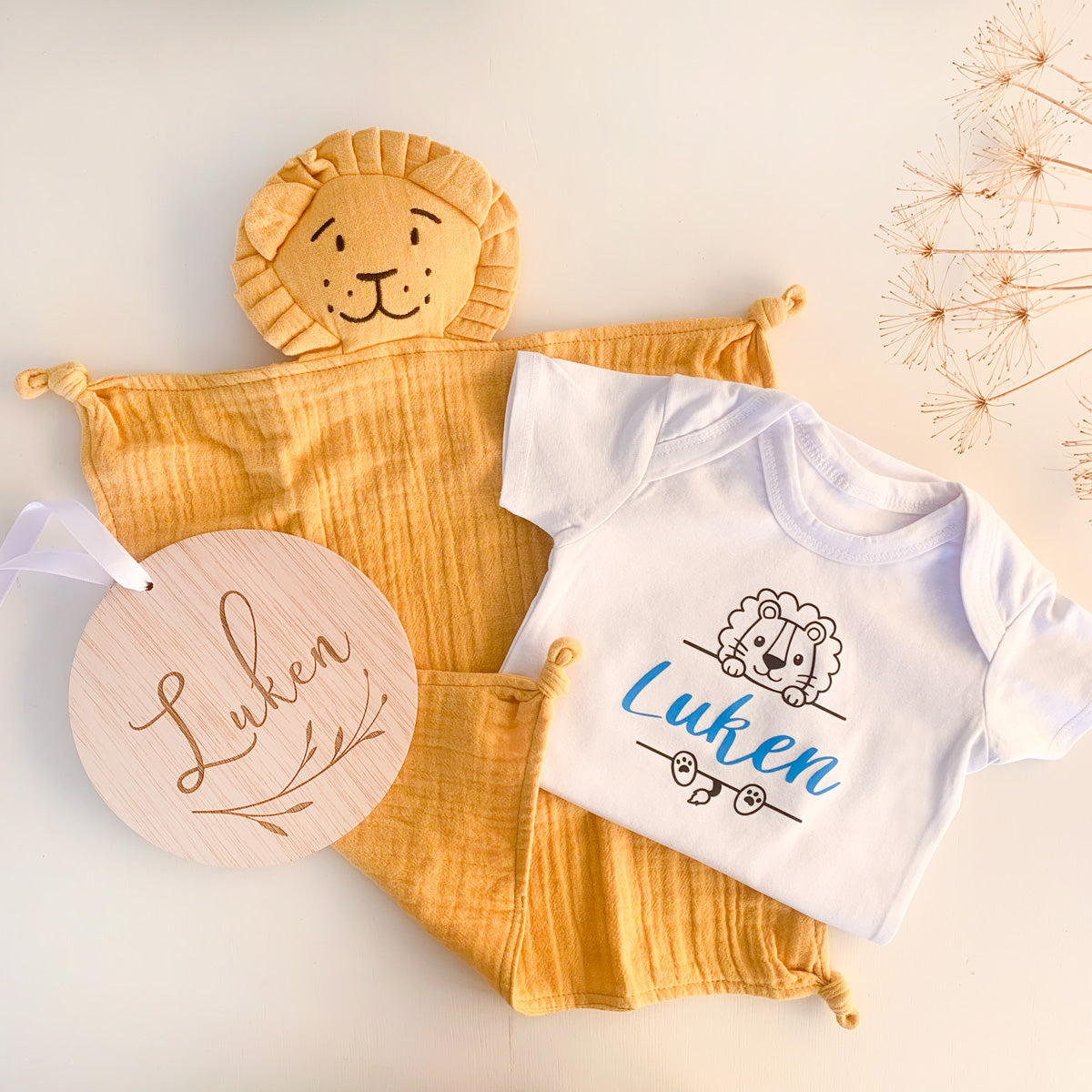 Doudou León Mostaza, body personalizado y disco | Chin Pum