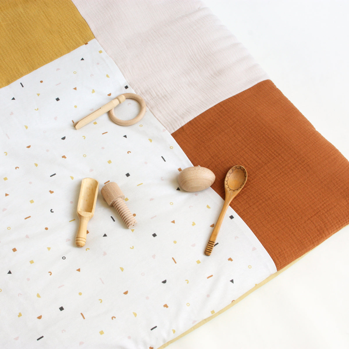 Alfombra de juego Shapes Bibak con juguetes | Chin Pum