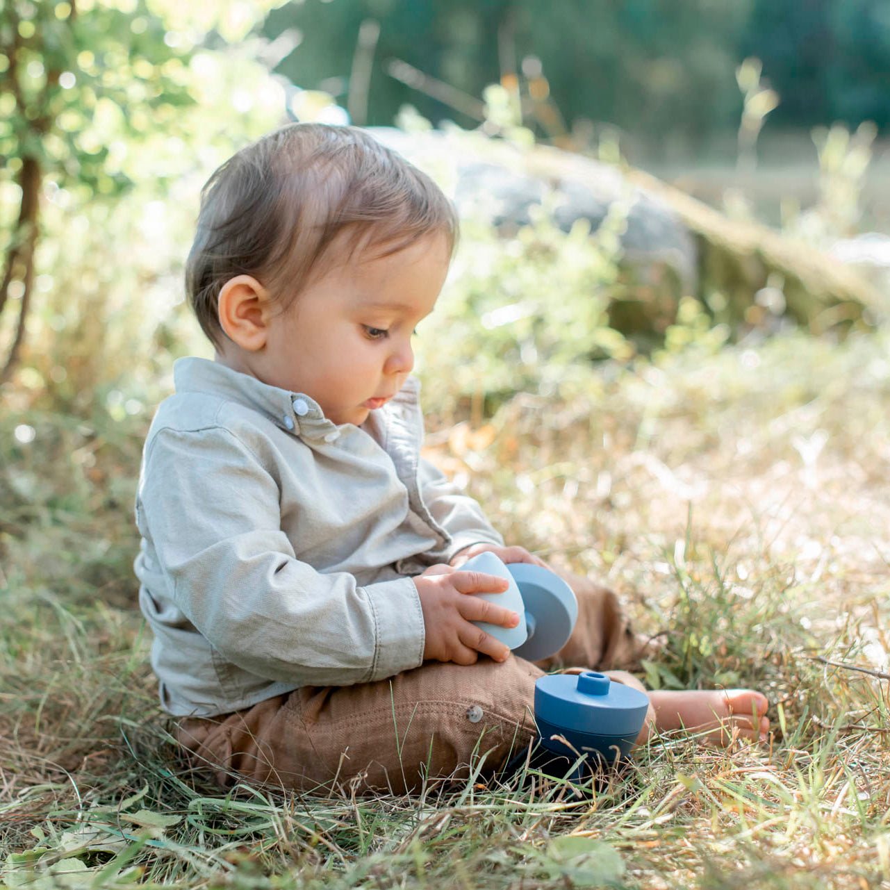 Niño jugando con cohete apilable de silicona | Chin Pum
