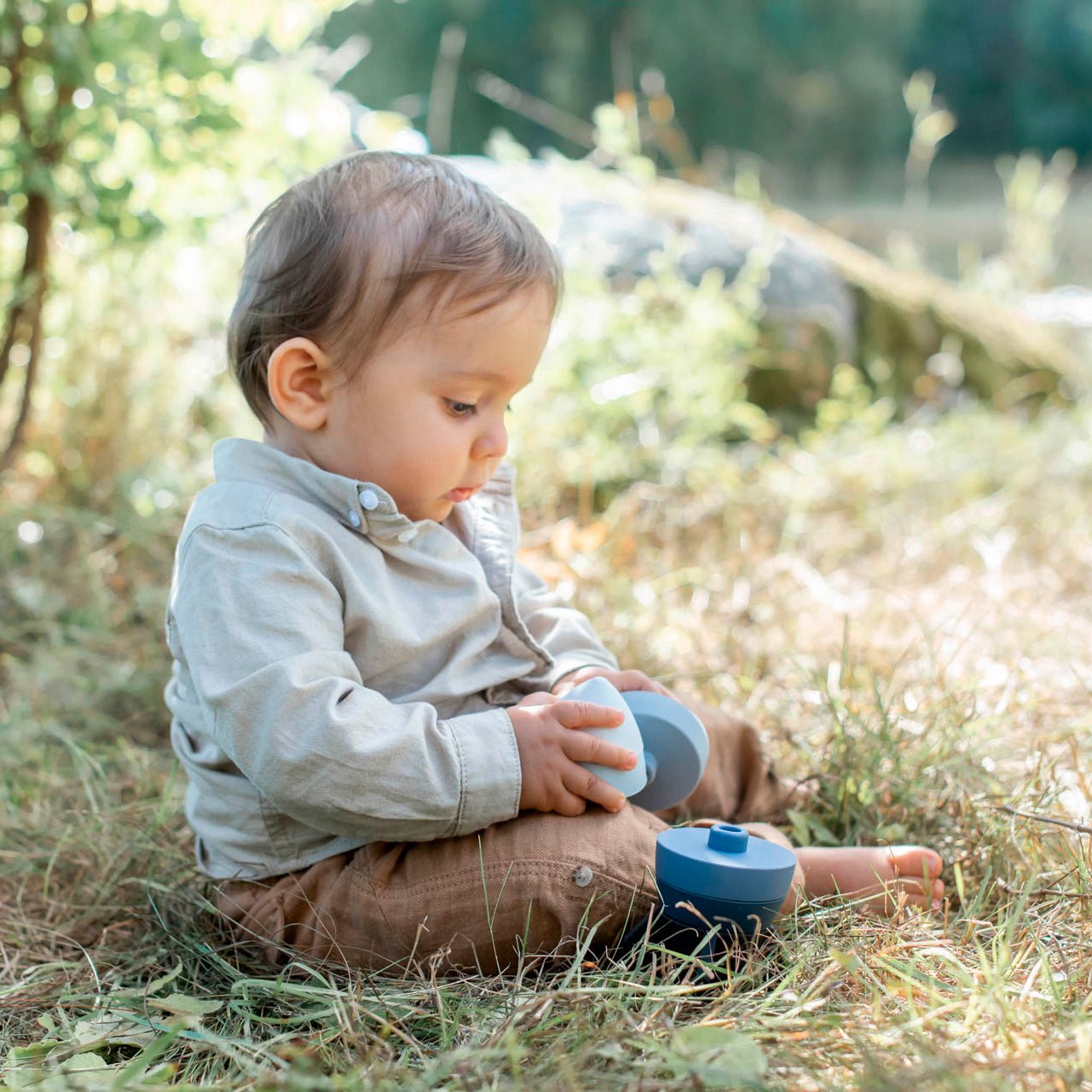 Niño jugando con cohete apilable de silicona  | Chin Pum