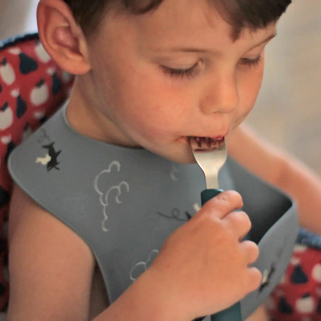 Nene comiendo con cubiertos azules | ChinPum