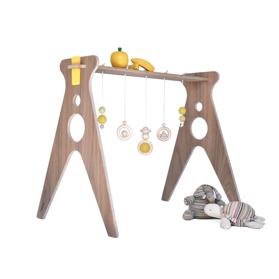 Gimnasio para bebés de nogal con 5 colgantes color negro de la marca ChinPum