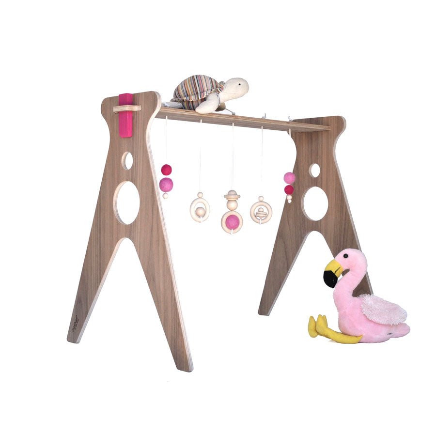 Gimnasio para bebés de nogal con 5 colgantes color rosa de la marca ChinPum