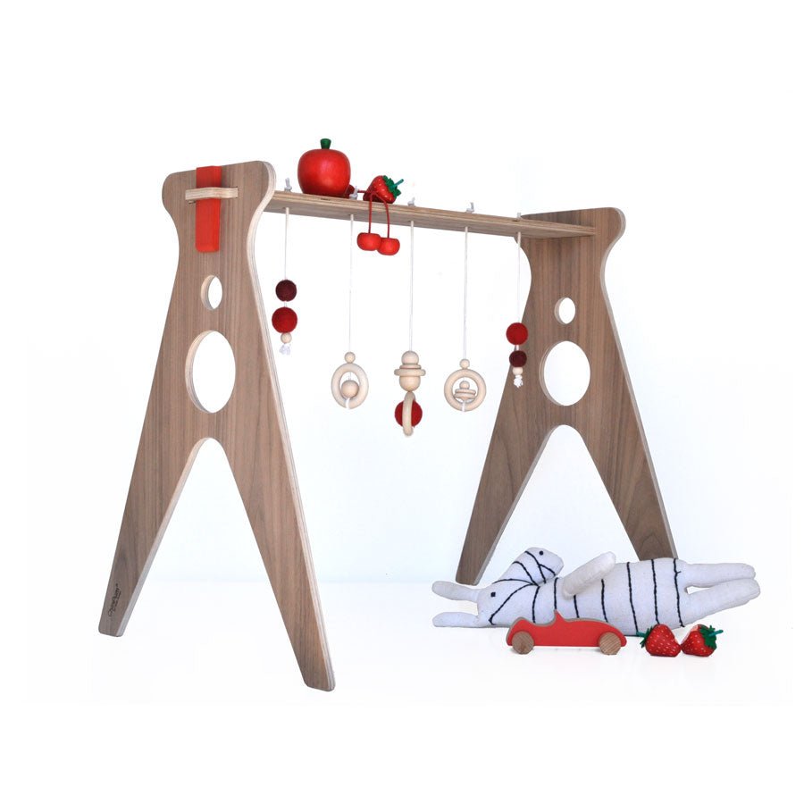Gimnasio para bebés de nogal con 5 colgantes color rojo de la marca ChinPum