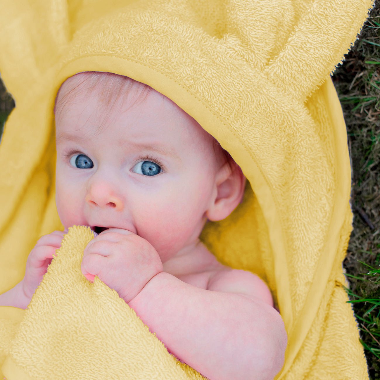 Bebé con toalla conejo color amarillo | ChinPumº 