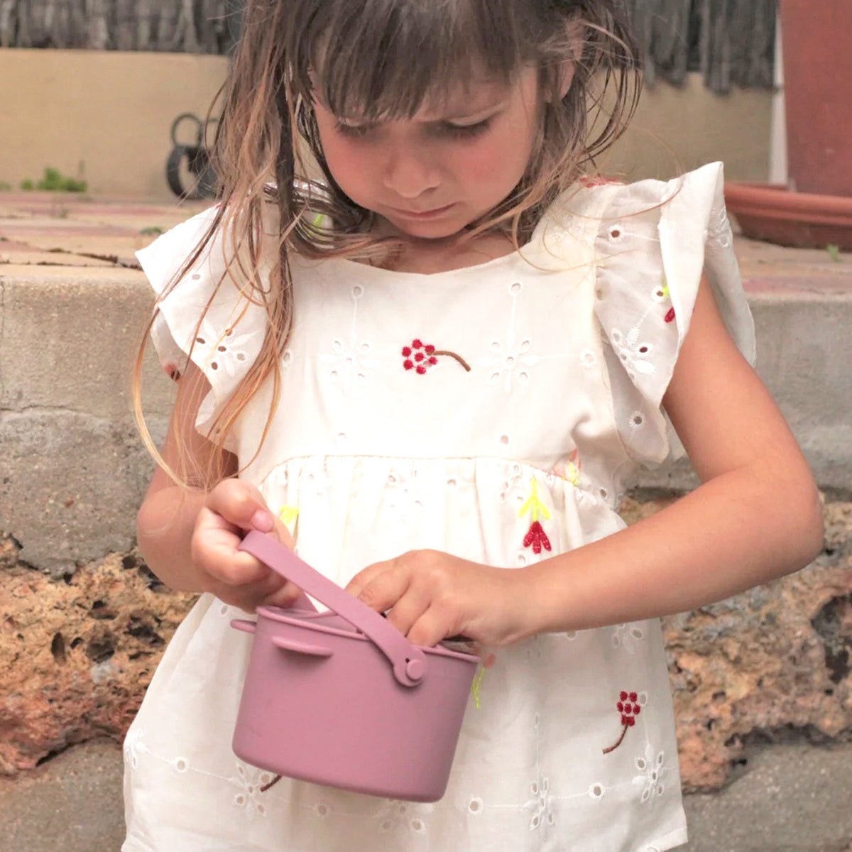 Niña con vaso de snack de Silicona Malva | Chin Pum