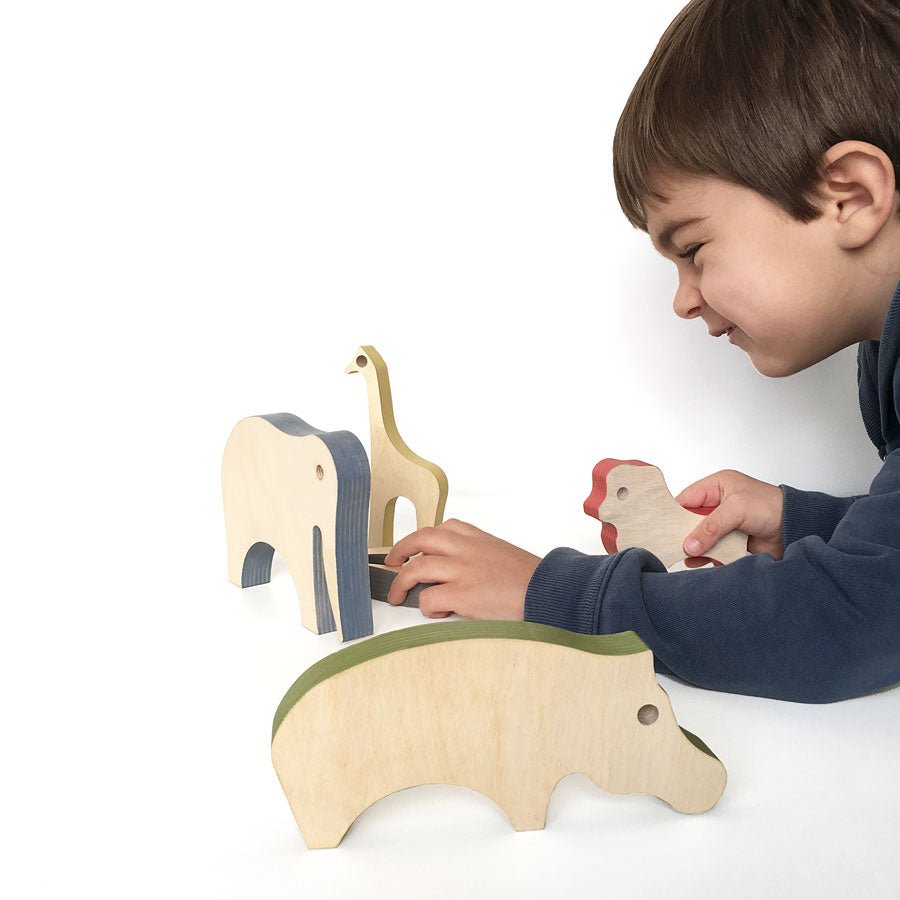 Niño jugando con juguetes de madera