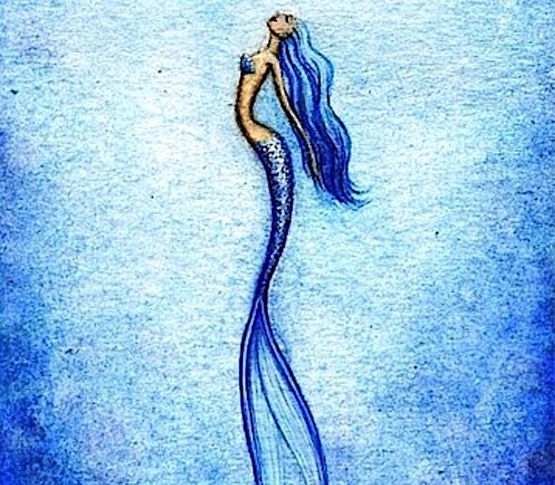 Sirena azul nadando en el mar