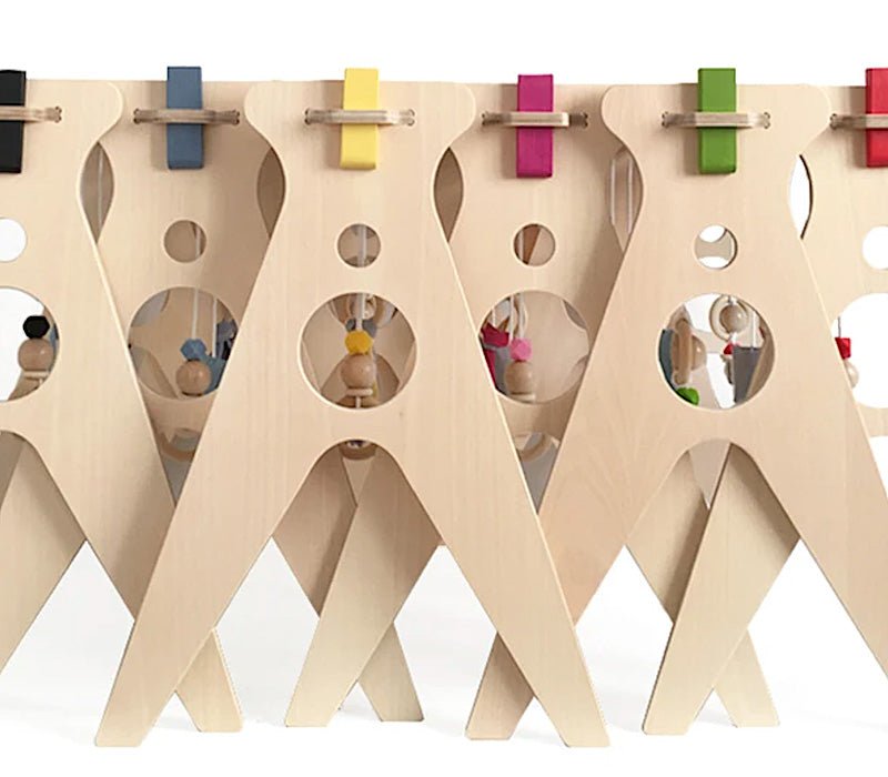 Vista lateral de varios gimnasios para bebés de madera de la marca ChinPum.