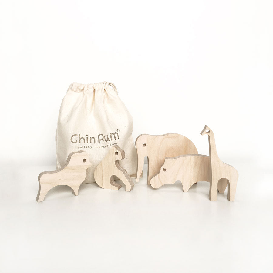 5 animales de madera marca ChinPum y su saco de guardado. Un león, una jirafa, un hipopótamo, un gorila y un elefante.