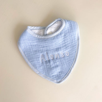 Babero algodón muselina Personalizado celeste | ChinPum
