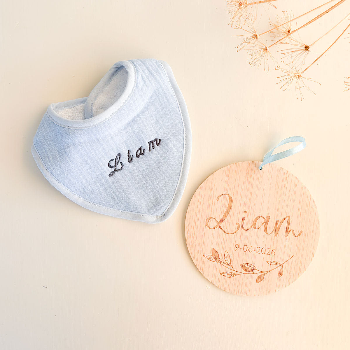 Babero algodón muselina Personalizado celeste y disco personalizado | ChinPum