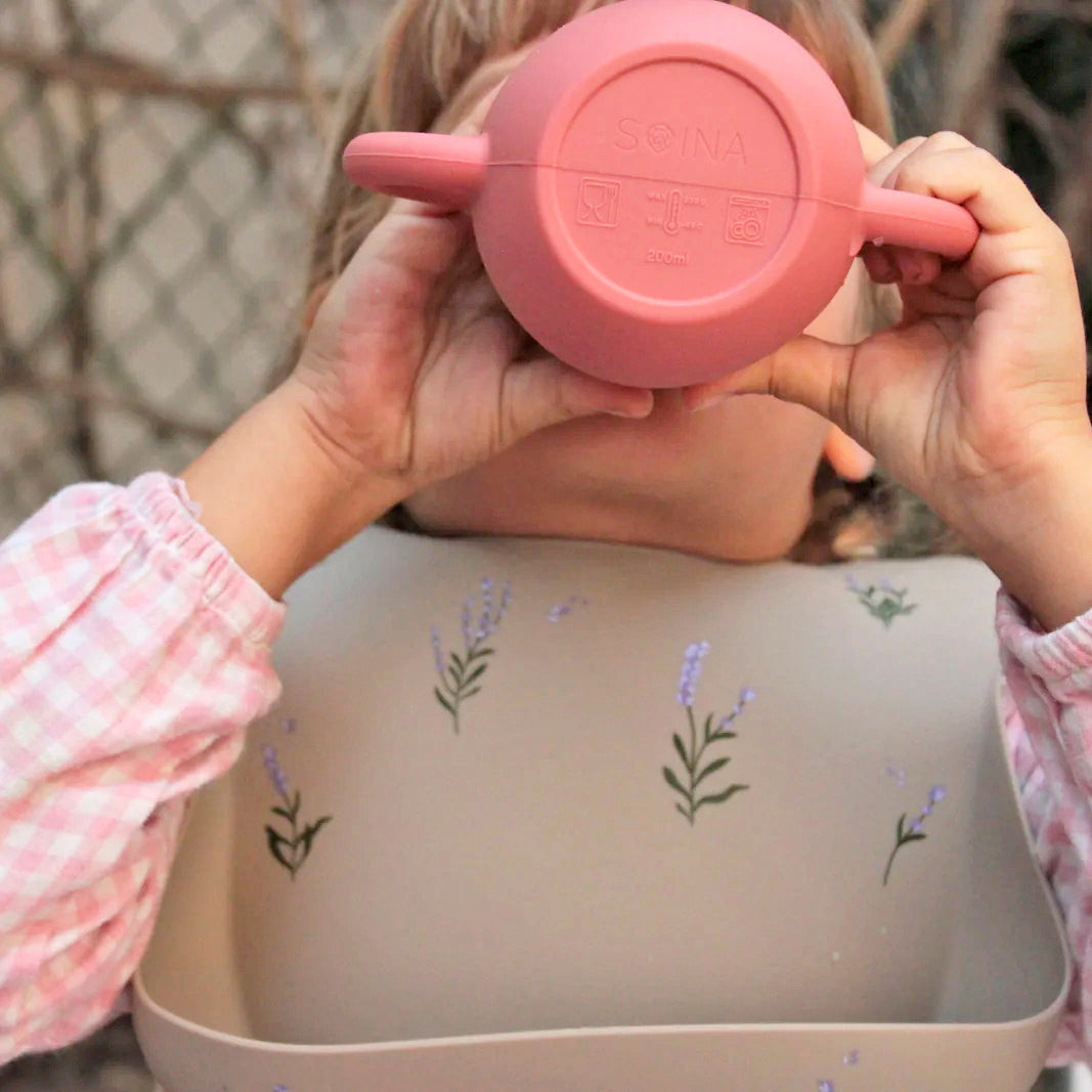 Bebe bebiendo con babero silicona bolsillo delantero lavanda | Chin Pum