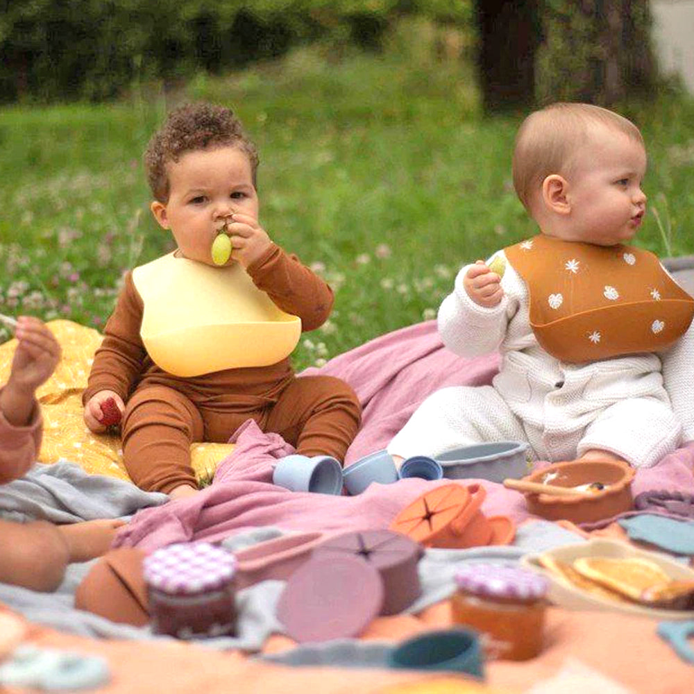 Bebes con baberos de silicona | Chin Pum