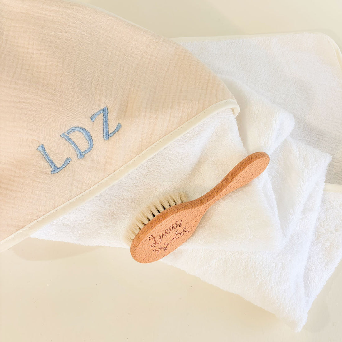 Capa bordada bebé baño color arena y cepillo personalizado | ChinPum