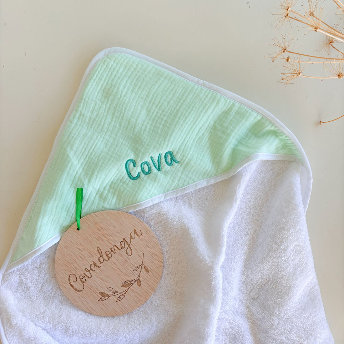 Toalla capa Bebé muselina menta personalizada y disco para colgar | Chin Pum