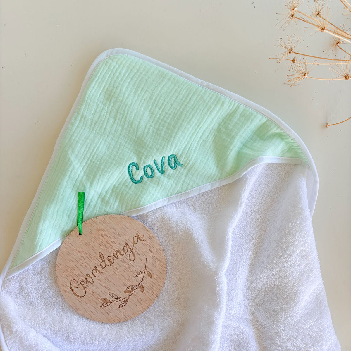 Toalla capa Bebé muselina menta personalizada y disco para colgar | Chin Pum