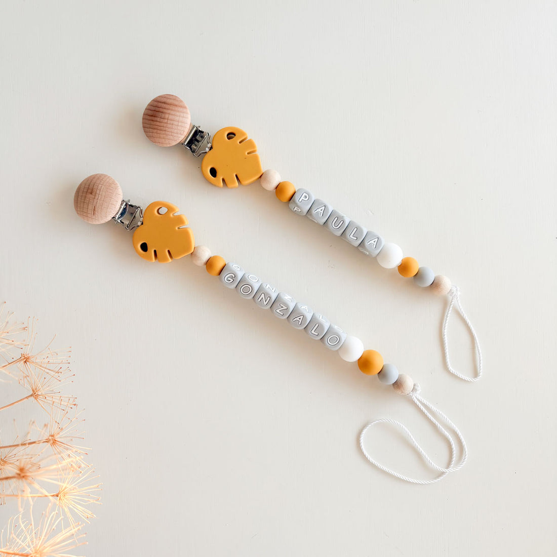 Chupetero personalizado Monstera Mostaza | Chin Pum